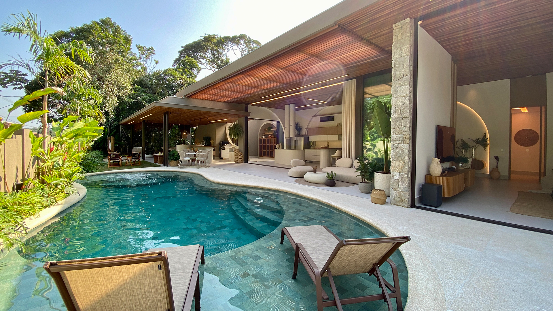 Riviera - Casa esta mansão térrea extraordinária na riviera de são lourenço apresenta um projeto arquitetônico exclusivo, 6 dormitórios, 6 suítes, nunca visto antes na riviera. Com e 700m² de área construída, o imóvel impressiona pelos ambientes amplos e integrado decorados com muito bom gosto. a piscina com hidromassagem integrada e o espaço gourmet aconchegante, complementados por uma charmosa praça do fogo, tornam a área externa perfeita para relaxar e socializar. são 6 vagas de garagem em uma residência que redefine o conceito de luxo. Riviera de São Lourenço 